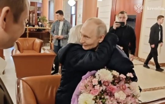Întâlnirea Simbolică: Putin și Fosta Dirigintă Vera Gurevici – O Privire Asupra Relațiilor și Implicațiilor Politice