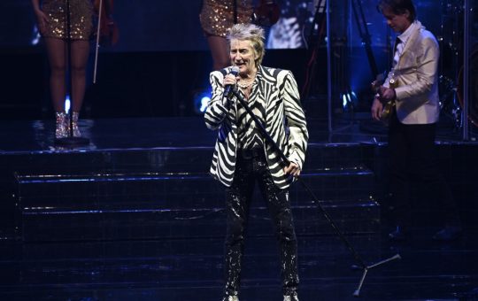 Rod Stewart și Regele Charles: Un Dialog Notabil în Contextul Relațiilor Internaționale