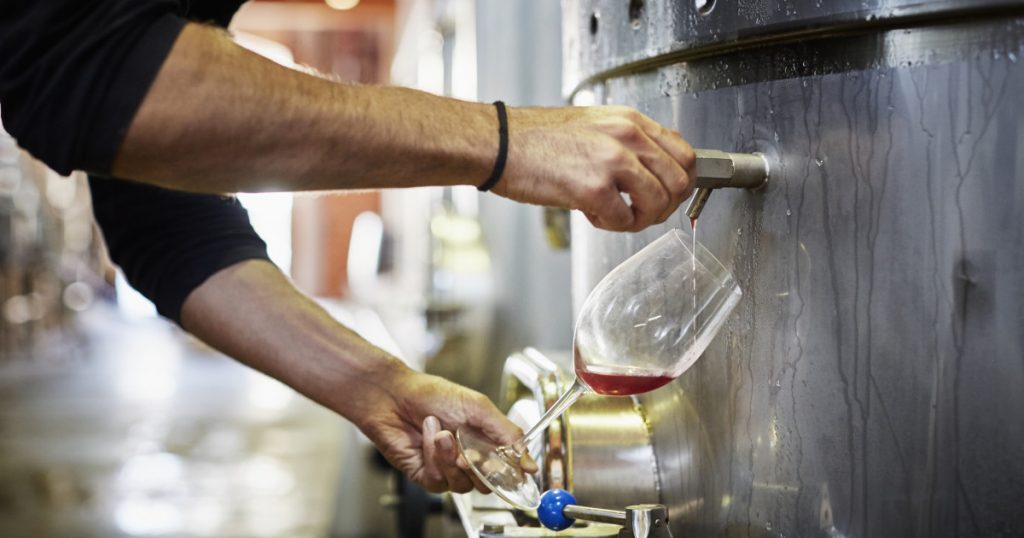 Impactul Taxelor Vamale și Creșterea Producției de Vin în România: O Analiză Detaliată a Comerțului Global cu Vin în 2025