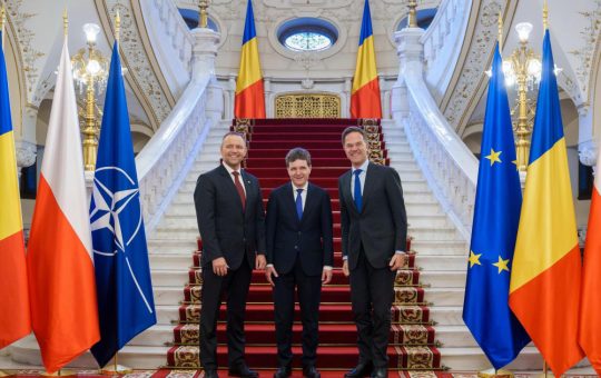 Summitul B9 de la București: O Analiză Detaliată a Unui Eveniment Diplomatic Crucial