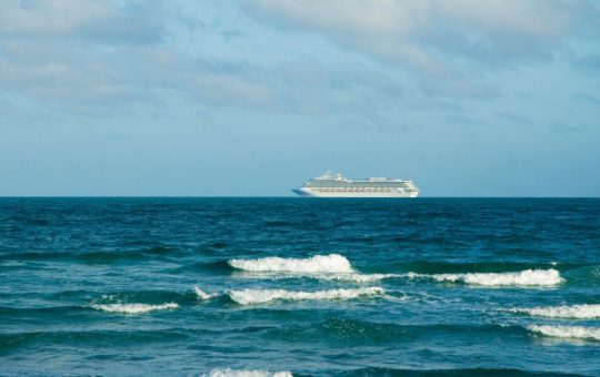 Focarele de gastroenterită pe vasele de croazieră: analiza incidentului din Bordeaux și implicațiile sale pentru turism