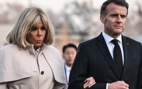Incidentul de pe scara avionului: o analiză a tensiunilor din cuplul Macron