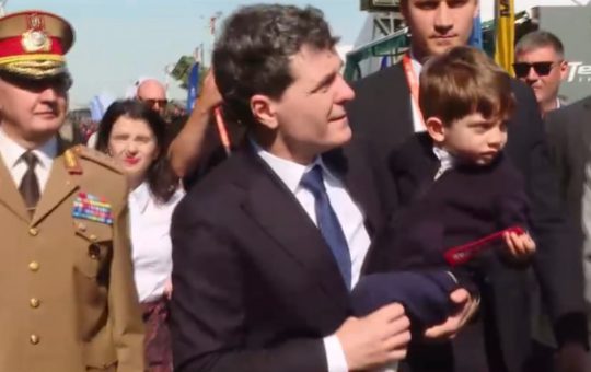 Nicușor Dan și Expoziția de Apărare: O Vizită Simbolică în Contextul Geopolitic Actual