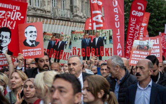 Criza Opoziției în Turcia: Arestările și Condamnările Primarilor CHP în Contextul Tensiunilor Politice