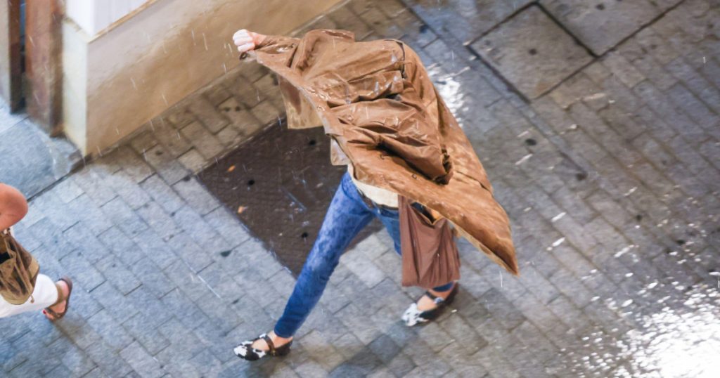 Averse torențiale și furtuni: Impactul codurilor meteorologice asupra României