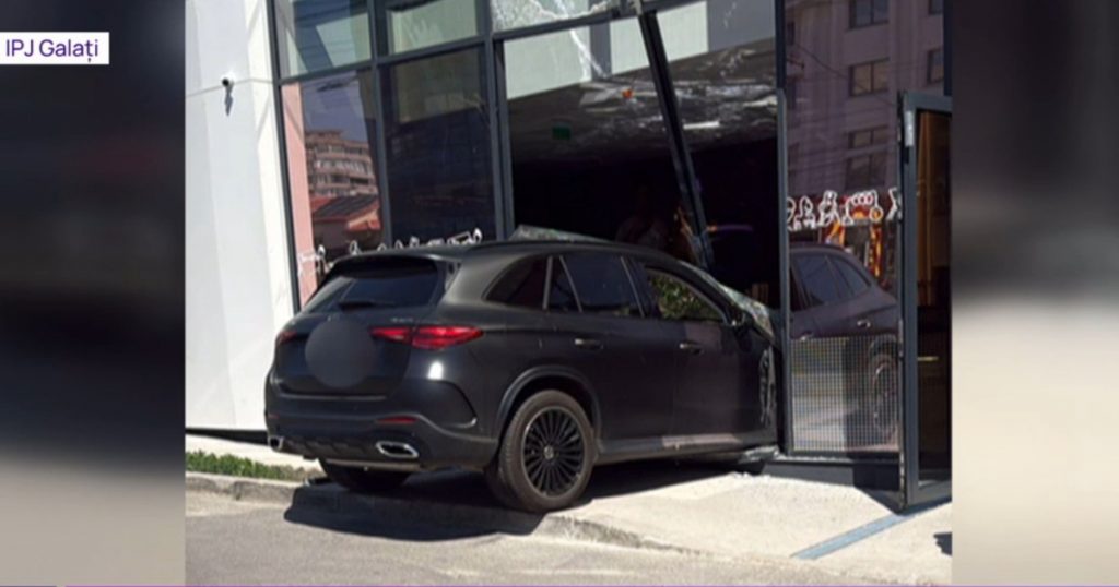 Accident rutier grav în Galați: O șoferiță de 71 de ani intră cu mașina într-un bancomat, provocând rănirea unei femei