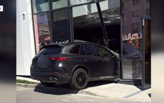 Accident rutier grav în Galați: O șoferiță de 71 de ani intră cu mașina într-un bancomat, provocând rănirea unei femei