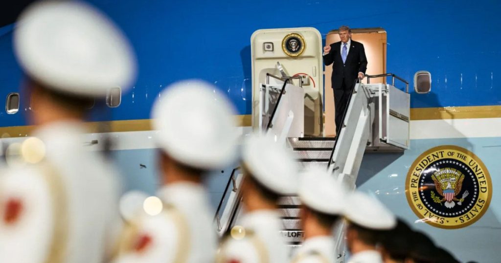 Gesturi de neîncredere: Semnificația aruncării obiectelor din China de către delegația lui Trump