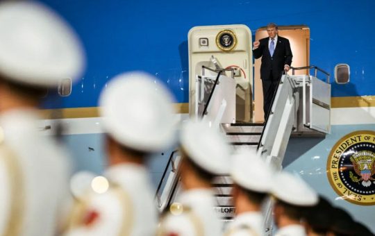 Gesturi de neîncredere: Semnificația aruncării obiectelor din China de către delegația lui Trump