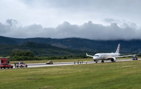 Incident pe aeroportul din Split: Airbus A220 derapează de pe pistă în timpul decolării