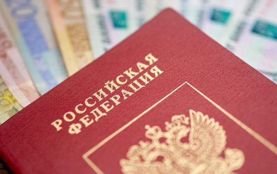 Strategia lui Putin de a forța rușii anti-război să se întoarcă acasă: O analiză a presiunilor asupra exilaților din Europa