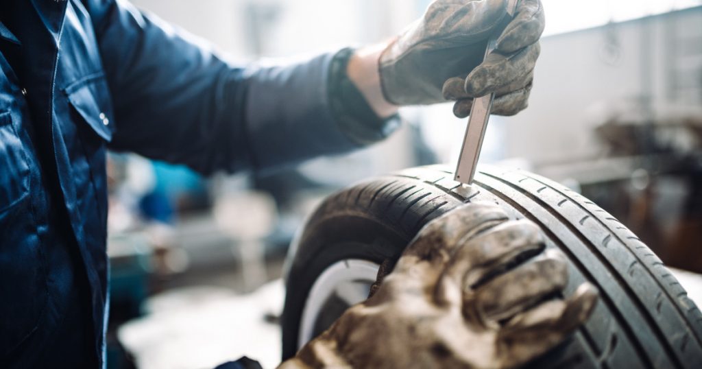 Revoluția Robotică în Service-urile Auto: Cum Un Robot AI Transformă Schimbarea Anvelopelor