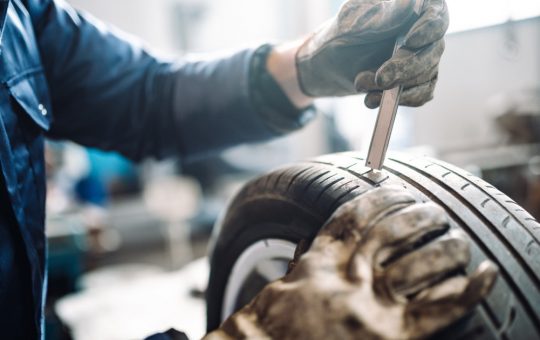 Revoluția Robotică în Service-urile Auto: Cum Un Robot AI Transformă Schimbarea Anvelopelor