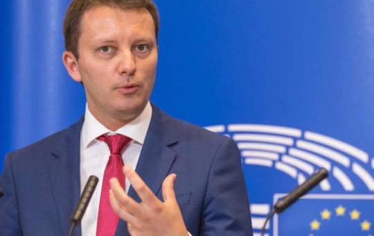 Mitul salvatorului tehnocrat: Analiza critică a declarațiilor lui Siegfried Mureșan și implicațiile pentru România