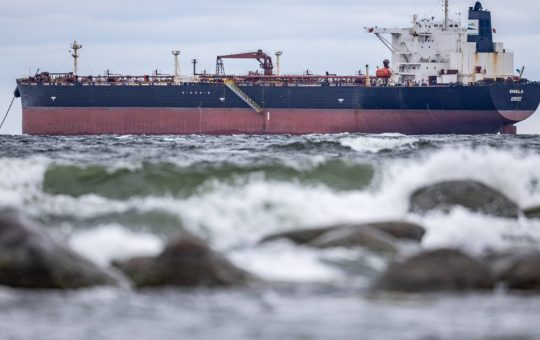 Impactul prelungirii derogării sancțiunilor asupra petrolului rusesc: O analiză detaliată