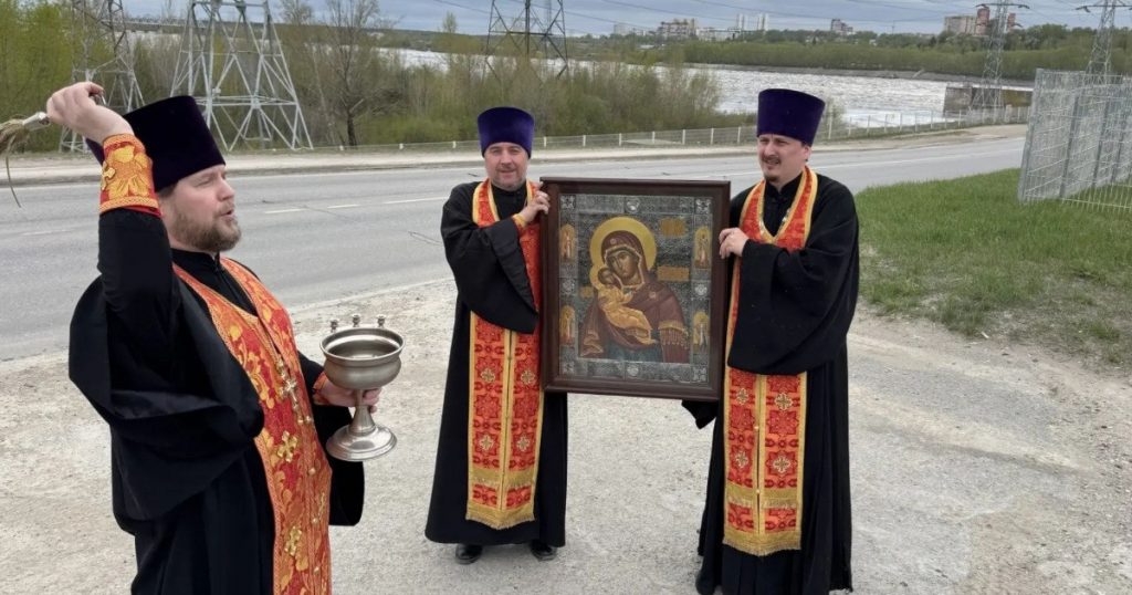 Rugăciuni împotriva războiului: Preoții ortodocși ruși și procesiunea cu icoane în fața amenințării dronei ucrainene