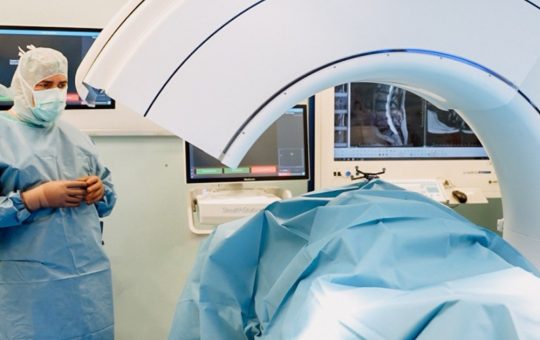 Inovație în Neurochirurgie: MedLife Investiție de 2 Milioane Euro pentru Tehnologie Robotică Avansată la Sibiu