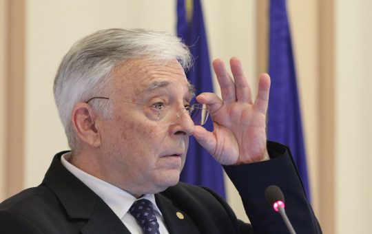 Mugur Isărescu și controversele privind stabilitatea cursului valutar: O analiză detaliată