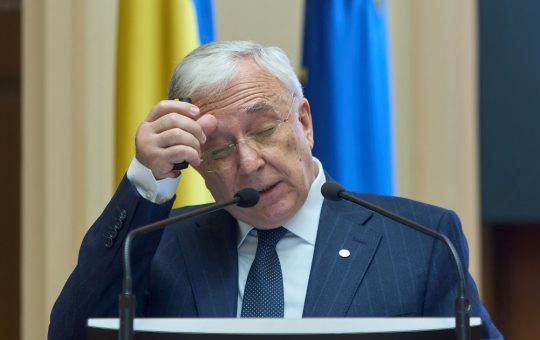 Mugur Isărescu: Provocările unui Premier Tehnocrat în Contextul Crizei Guvernamentale din România