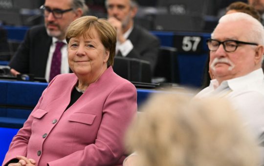 Angela Merkel și Lech Walesa: O distincție emblematică și un apel urgent la acțiune în fața provocărilor globale