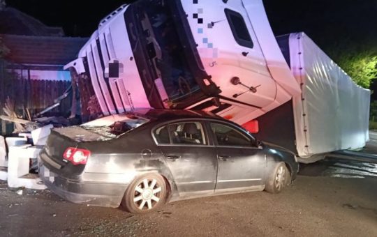 Accidentul de pe DN 7: Impactul unui TIR răsturnat și implicațiile pentru siguranța rutieră