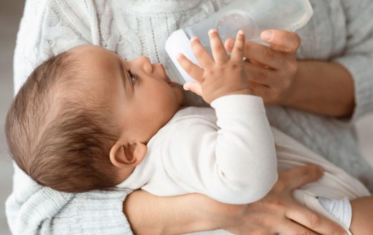 Controversa Nestlé și Danone: Întârzierea alertării privind toxina periculoasă pentru sugari și implicațiile acesteia