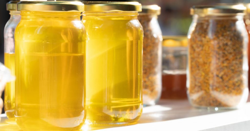 Impactul Vremii și al Lipsei Florilor asupra Producției de Miere în 2026: O Analiză Detaliată