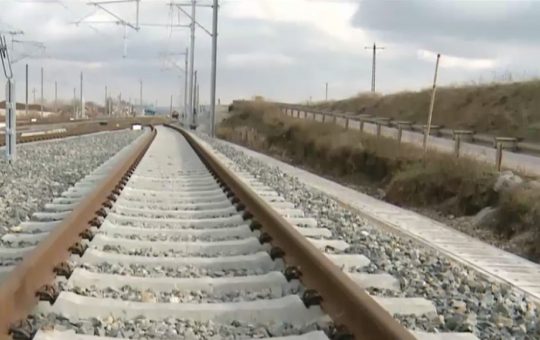 Incendiu la locomotiva unui tren pe ruta Râmnicu Vâlcea–Sibiu: Analiză detaliată a incidentului și implicațiile sale