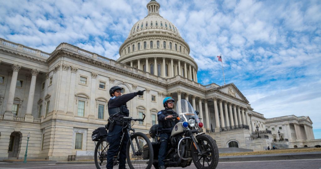 Controversa fondului de 1,8 miliarde de dolari creat de Trump: Polițiștii de la Capitoliu cer blocarea acestuia în instanță