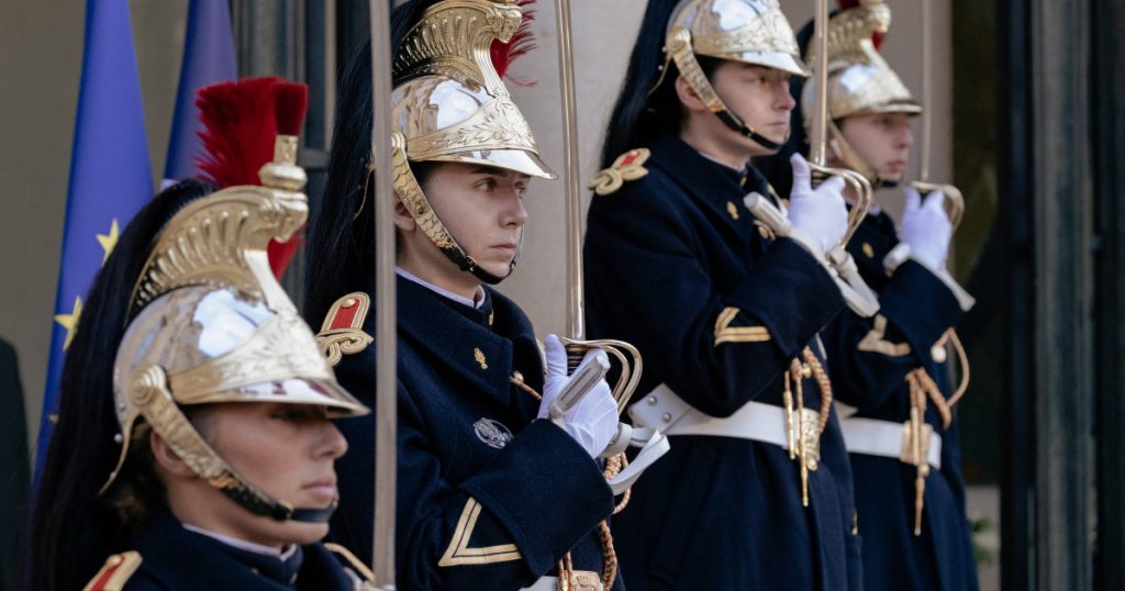François Hollande: Revenirea unui Președinte în Umbră – Analiza Contextului Politic Francez