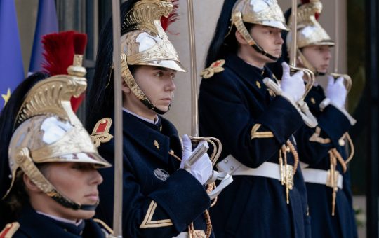 François Hollande: Revenirea unui Președinte în Umbră – Analiza Contextului Politic Francez