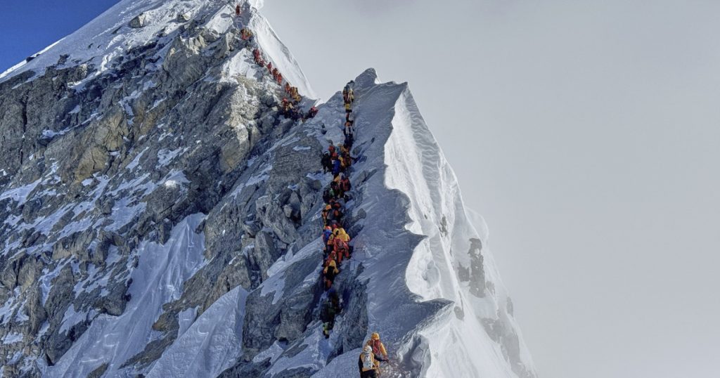 Record de alpiniști pe Everest: O privire detaliată asupra aglomerației de pe cel mai înalt vârf montan din lume