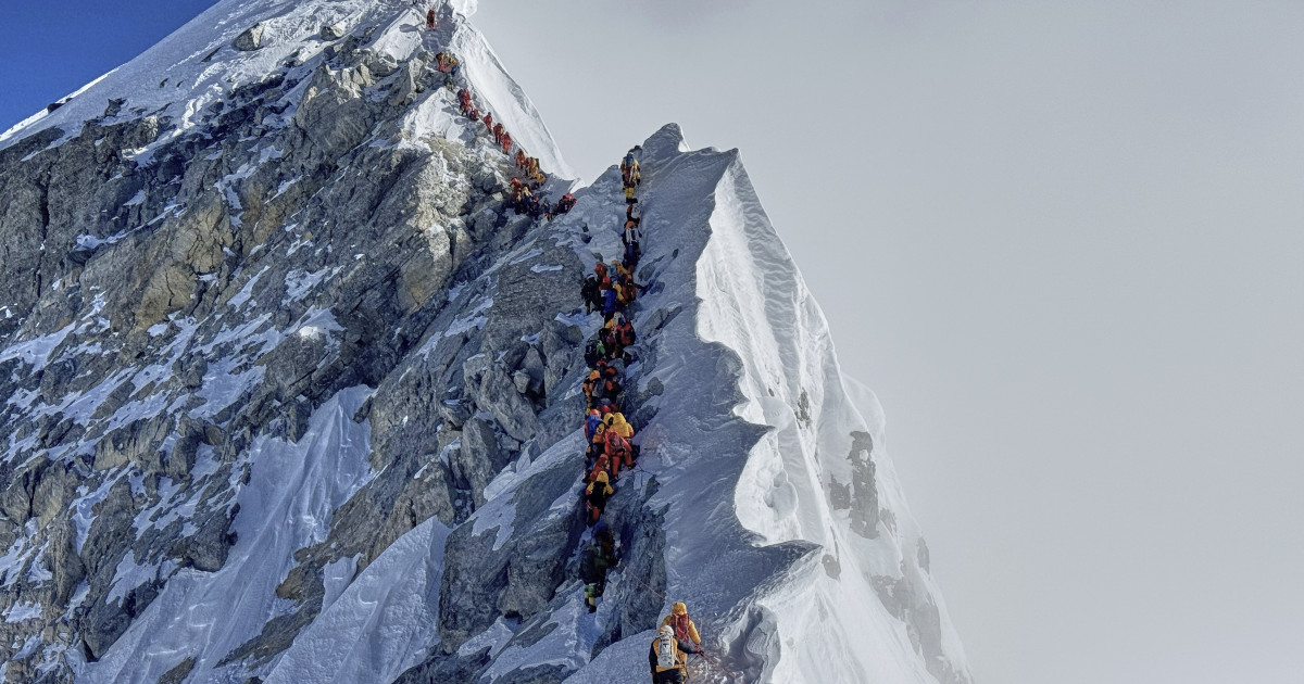 Record de alpiniști pe Everest: O privire detaliată asupra aglomerației de pe cel mai înalt vârf montan din lume