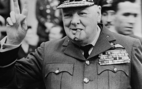 Winston Churchill: Artistul din Umbră – O Retrospectivă a Picturilor Fostului Premier Britanic