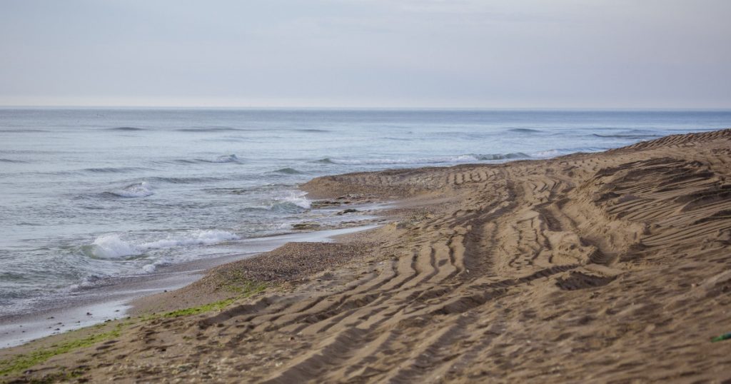 Descoperirea surprinzătoare de pe plaja Eforie Nord: Ce implicații are găsirea resturilor unei drone pe litoralul românesc?