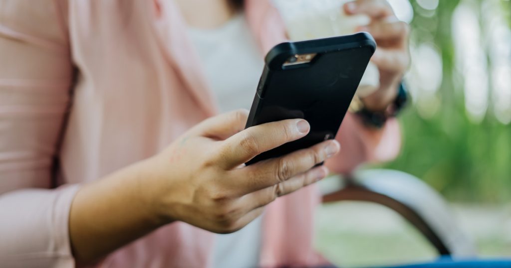 Înșelăciuni prin SMS: Impactul și implicațiile unei metode de fraudă în creștere