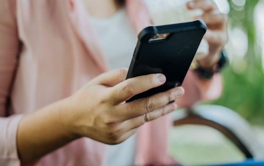 Înșelăciuni prin SMS: Impactul și implicațiile unei metode de fraudă în creștere
