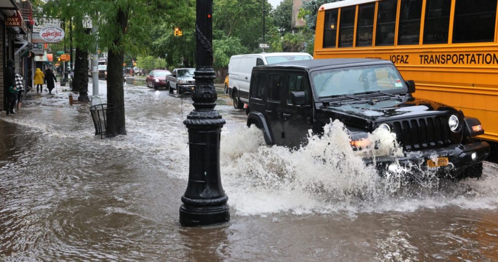 New York Sub Ape: Inundații Catastrofale și Implicațiile Acestei Crize Climatică