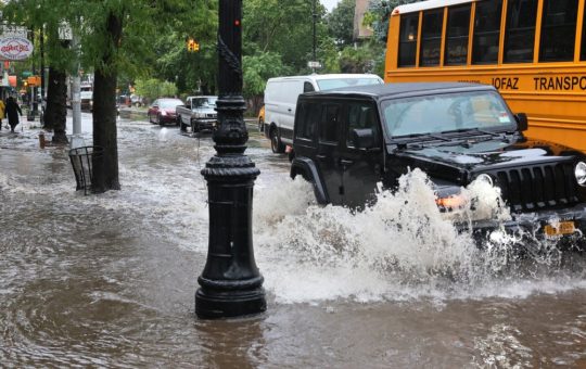 New York Sub Ape: Inundații Catastrofale și Implicațiile Acestei Crize Climatică