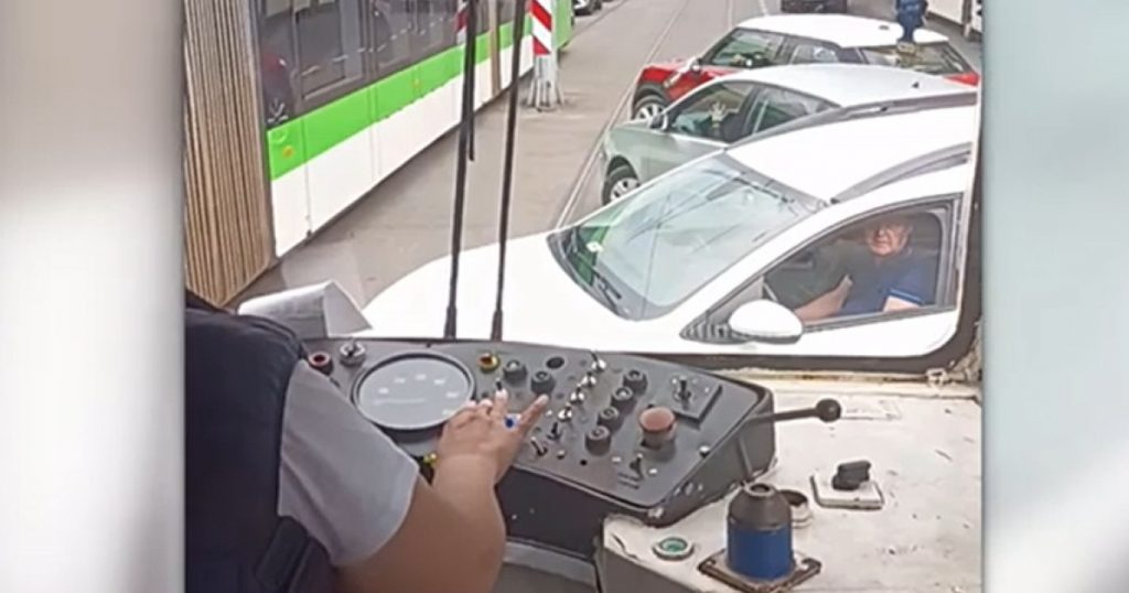 O femeie în tramvaiul din București: un gest simbolic pentru ordinea în trafic și provocările urbanizării