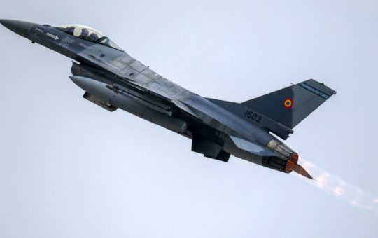 Decorarea pilotului român de F-16 după doborârea unei drone în Estonia: O privire amplă asupra misiunii și implicațiilor strategice