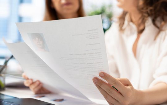 Sprijin financiar pentru tinerii la început de carieră: O analiză detaliată a primei de stabilitate