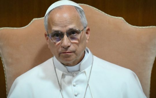 Papa Leon al XIV-lea și Apelul său pentru Limitarea Inteligenței Artificiale: O Reflexie asupra Eticii și Războaielor Moderne