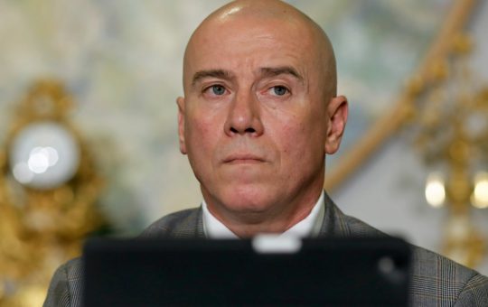 Demisia Ministrului Culturii: O Cădere Spectaculoasă în Contextul Tensiunilor Sociale din România