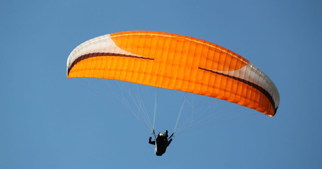 Miracol în Aer: Cum o parapantistă a supraviețuit impactului cu un avion de mici dimensiuni în Austria