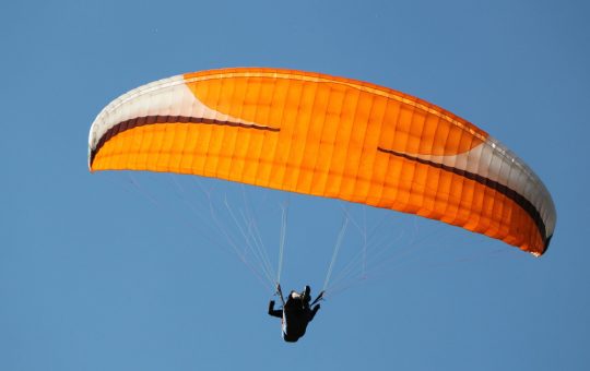 Miracol în Aer: Cum o parapantistă a supraviețuit impactului cu un avion de mici dimensiuni în Austria