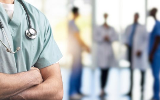 Reforma salarizării în sistemul medical: Ce venituri vor avea medicii în 2027?