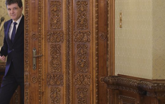 Negocieri Politice în România: Nicușor Dan și Conturarea Noului Guvern