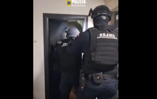 Rețele de înșelăciune în domeniul reparațiilor de acoperișuri: Percheziții și prejudicii drastice