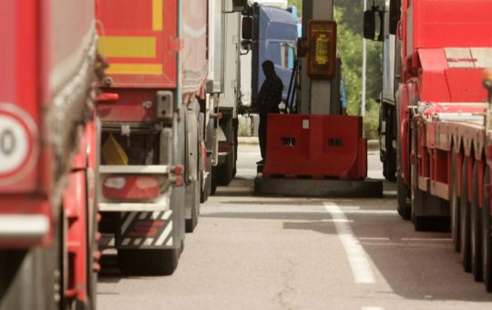 Transportatorii de Marfă Cer O Perioadă de Tranziție pentru Noua Taxare Rutieră: Provocări și Implicații
